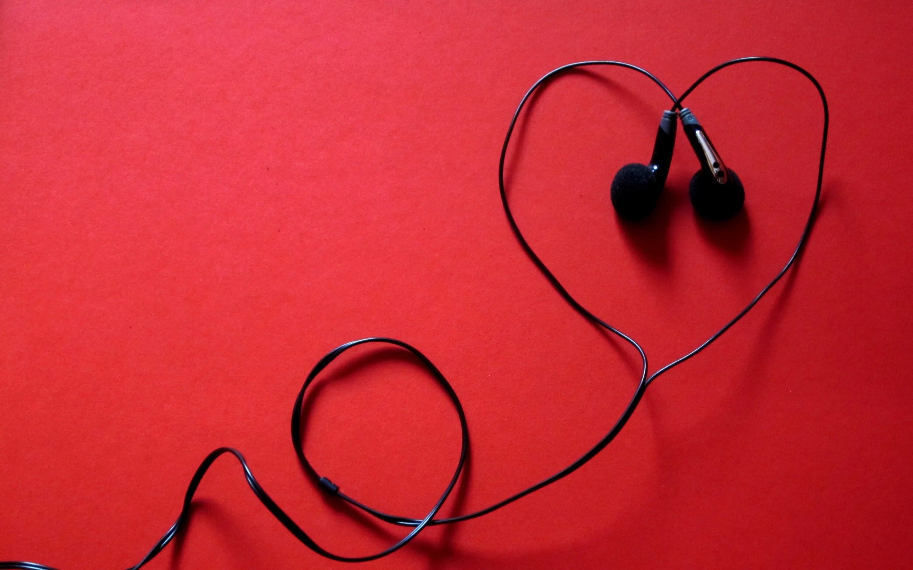 Как убрать фон наушников. Наушники на столе. Наушники на красивом фоне. Наушники музыкальные технологии. Наушники с шумоподавлением.