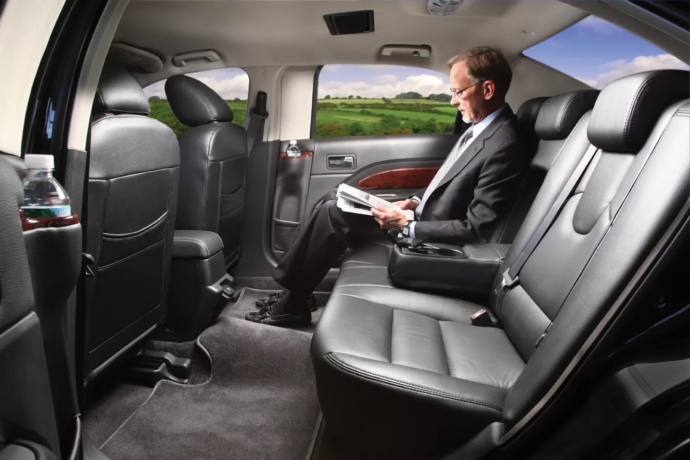Трансфер машина. Салон авто с места водителя автомат. Volvo xc90 2015 салон. Chrysler 300c helios. Почетные места в автомобиле.