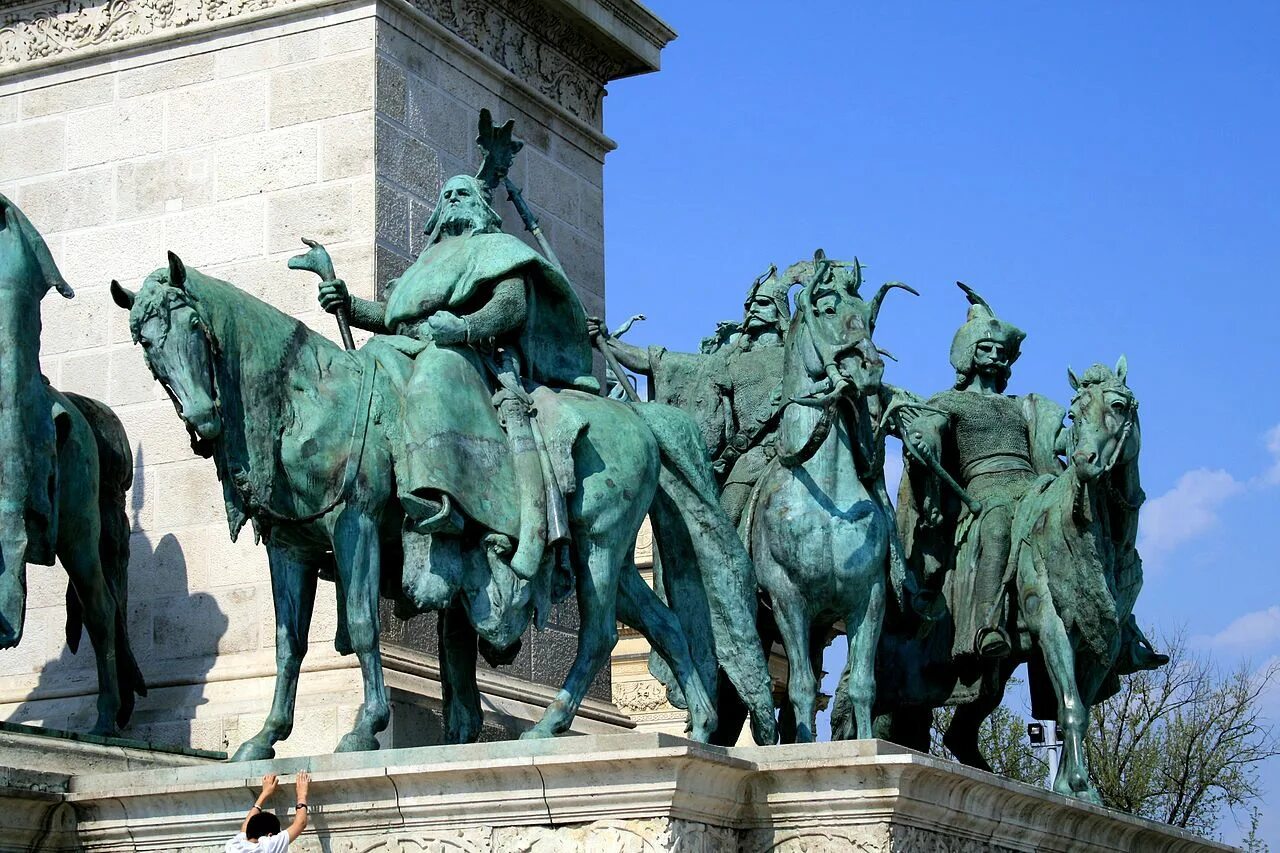 Main column. Будапешт площадь героев скульптуры. Будапешт памятники архитектуры. Площадь четырех королей Будапешт. Памятник парламентерам в Будапеште.
