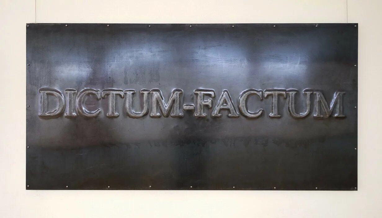 Татуировки сережи местного. Dictum factum. Dictum factum логотип. Сказано сделано на латыни тату. Диктум фактум на латыни.