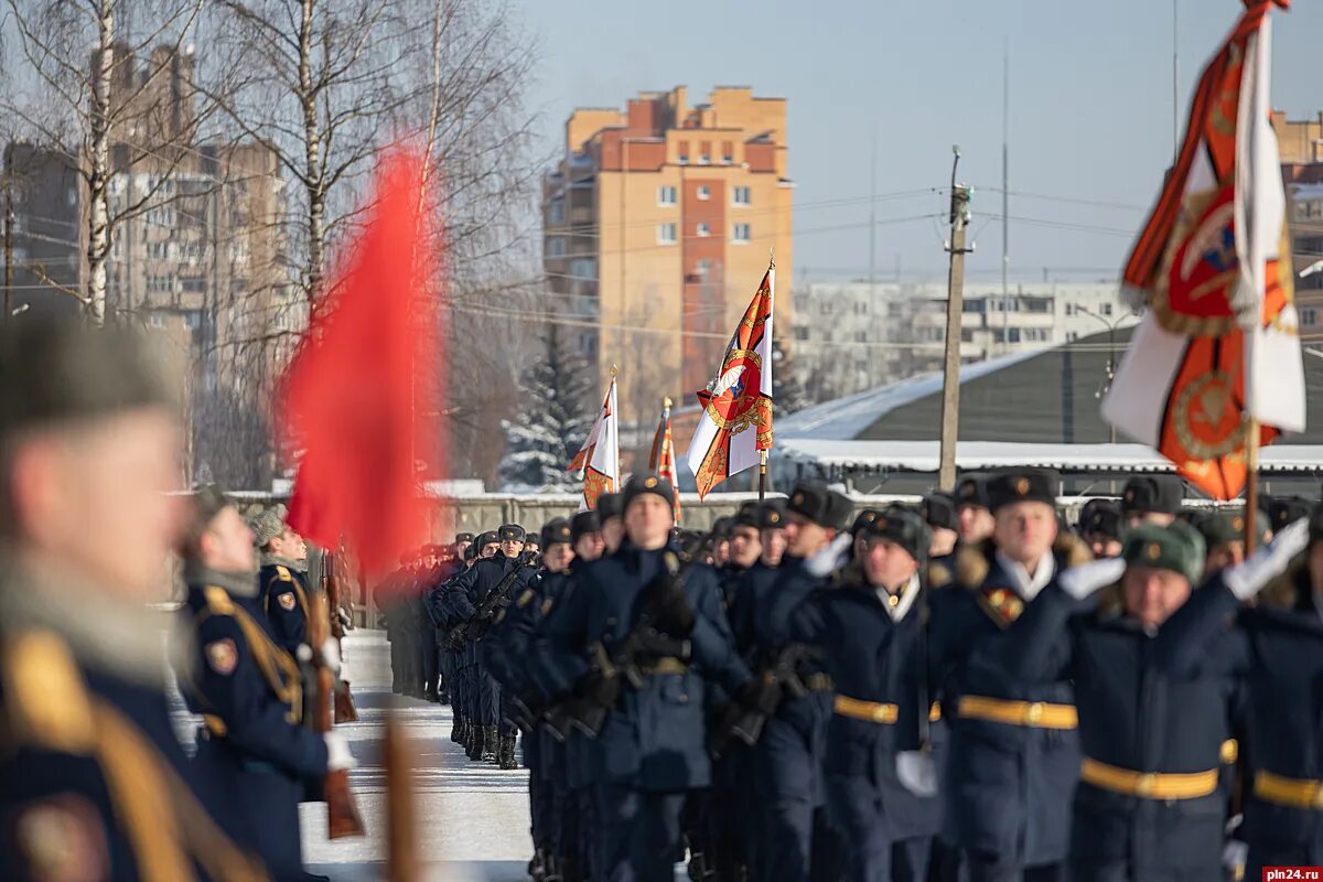 Псковский полк в нижневартовске. 237 Полк ВДВ Псков. Вручение боевого Знамени. Вручение Знамени Псков. Боевое Знамя 237 гвардейского полка.