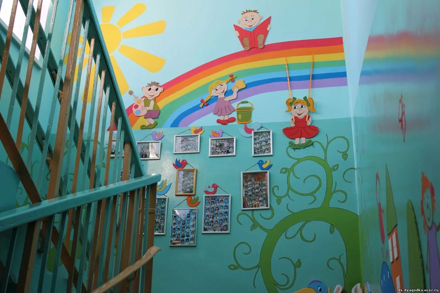Украшение коридора в детском саду. Украшение стен в детском саду. Украшение лестницы в детском саду. Украшение холла в детском саду.