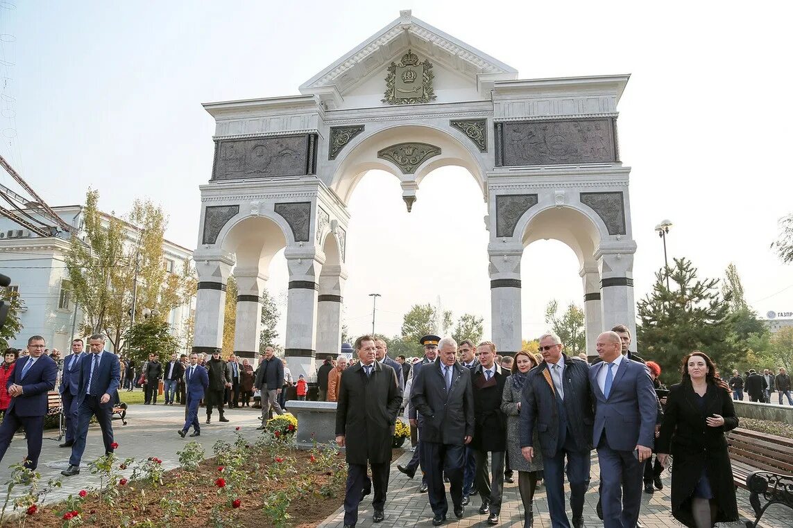 Новости арка. Триумфальная арка и аллея славы Астрахань. Триумфальная арка в Астрахани губернатор. Г. Астрахань Триумфальная арка аллея славы. Арка Курск.