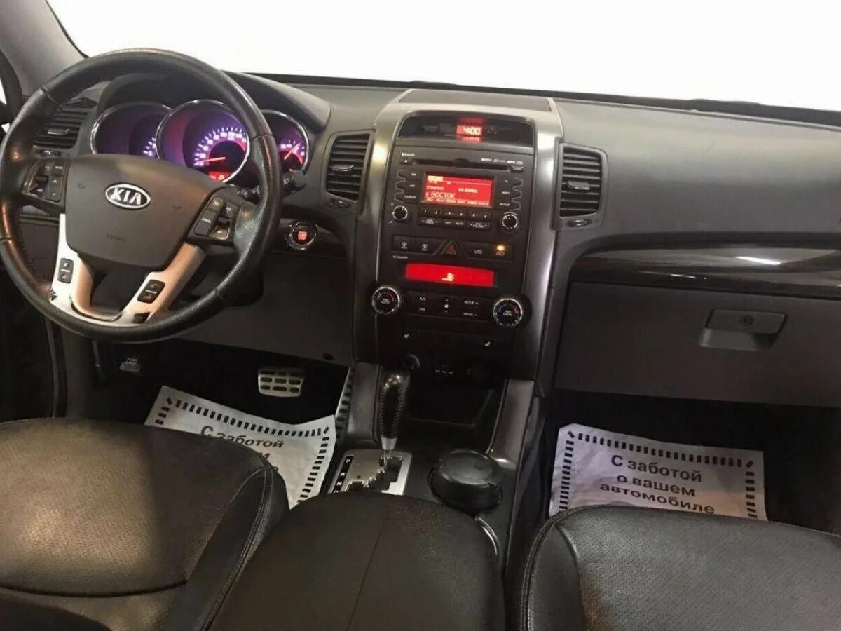 Kia Sorento 2010 салон. Kia Sorento 2 поколение. Kia Sorento 2010 Interior Tuning. Киа Соренто 2 поколения салон.