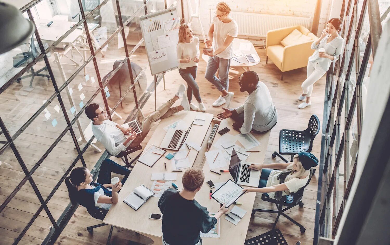 коворкинг спейс. It стартапы. креативный маркетолог. команда программистов. стартап офиса.