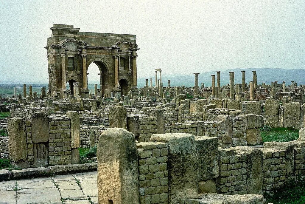 Древние руины где находятся. Тимгад древний Рим. Тимгад Алжир. Древний город Тимгад Алжир. Триумфальная арка в г. Тимгад Алжир.