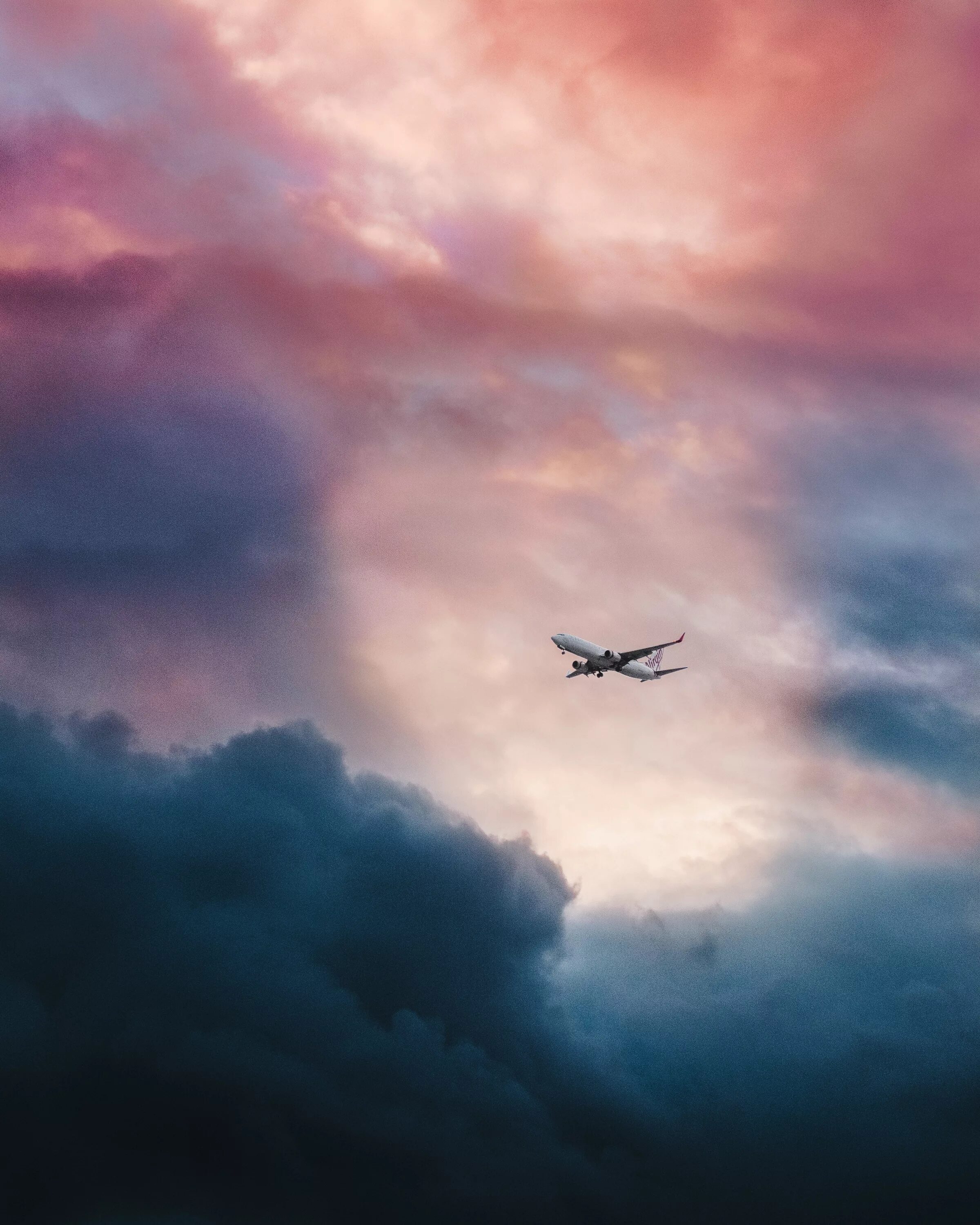 Самолеты летят в облака. Самолет в небе. Самолет в облаках. Самолет вдалеке. Улетающий самолет.