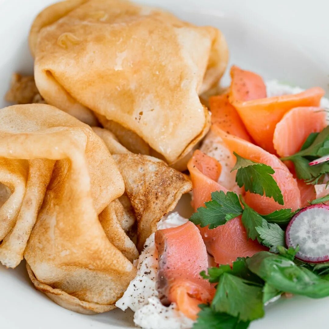 блины с говядиной. блины с говяжьим сердцем. блинчики конвертики с начинкой. блины с мясом в ресторане. блины с говяжьим сердцем.