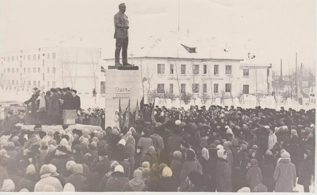 Почему свердловской области 90 лет. Памятник Артему в Артемовском Свердловской области. Памятник Артему в городе Артемовске. Памятник Артему ф а Сергееву город Артёмовский. Памятник Артему в городе Артемовск Донецкой области.