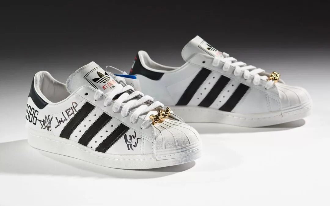 Какой адидас лучше. Adidas Superstar 50th Anniversary. Adidas Superstar коллаборации. Adidas Superstar 50 years. Кроссовки adidas коллаборация.