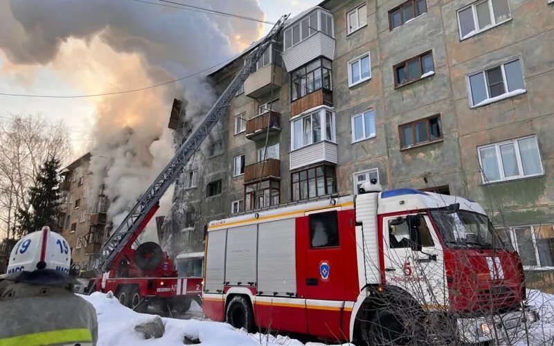 Дом с газом в новосибирске. Пожар в доме. Обрушился дом в новосибирске. Пожар жилого дома. Дом с газом в новосибирске.