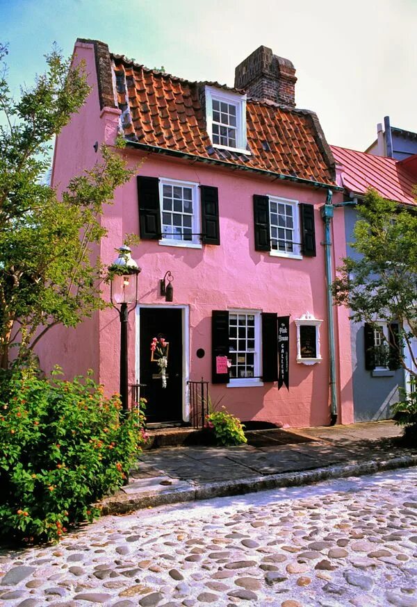 Фото розового дома. Pink House (Charleston, South Carolina). Розовый дом. Розовый домик. Красивый розовый дом.