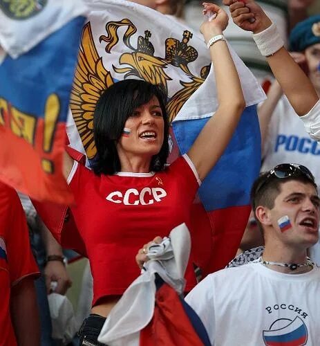 Russian fan. Болельщица сборной России на евро 2008. Евро 2008 российские. Болельщицы. Сумасшедшие фанатки. Российские болельщицы фото.