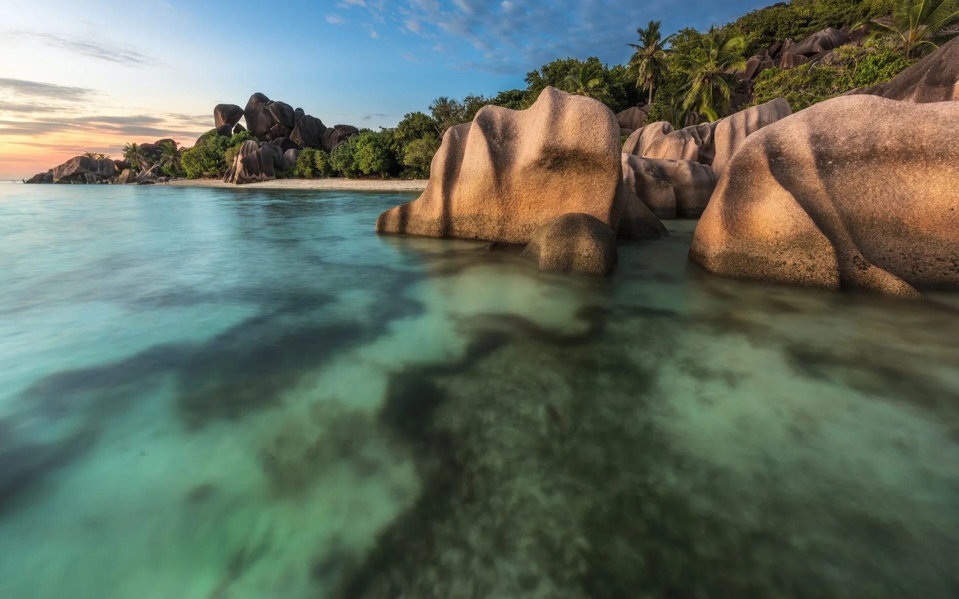 Тропический остров со скалами. Обои на рабочий стол Сейшельские острова. Sunset Beach Сейшелы. Остров скалы пальмы.