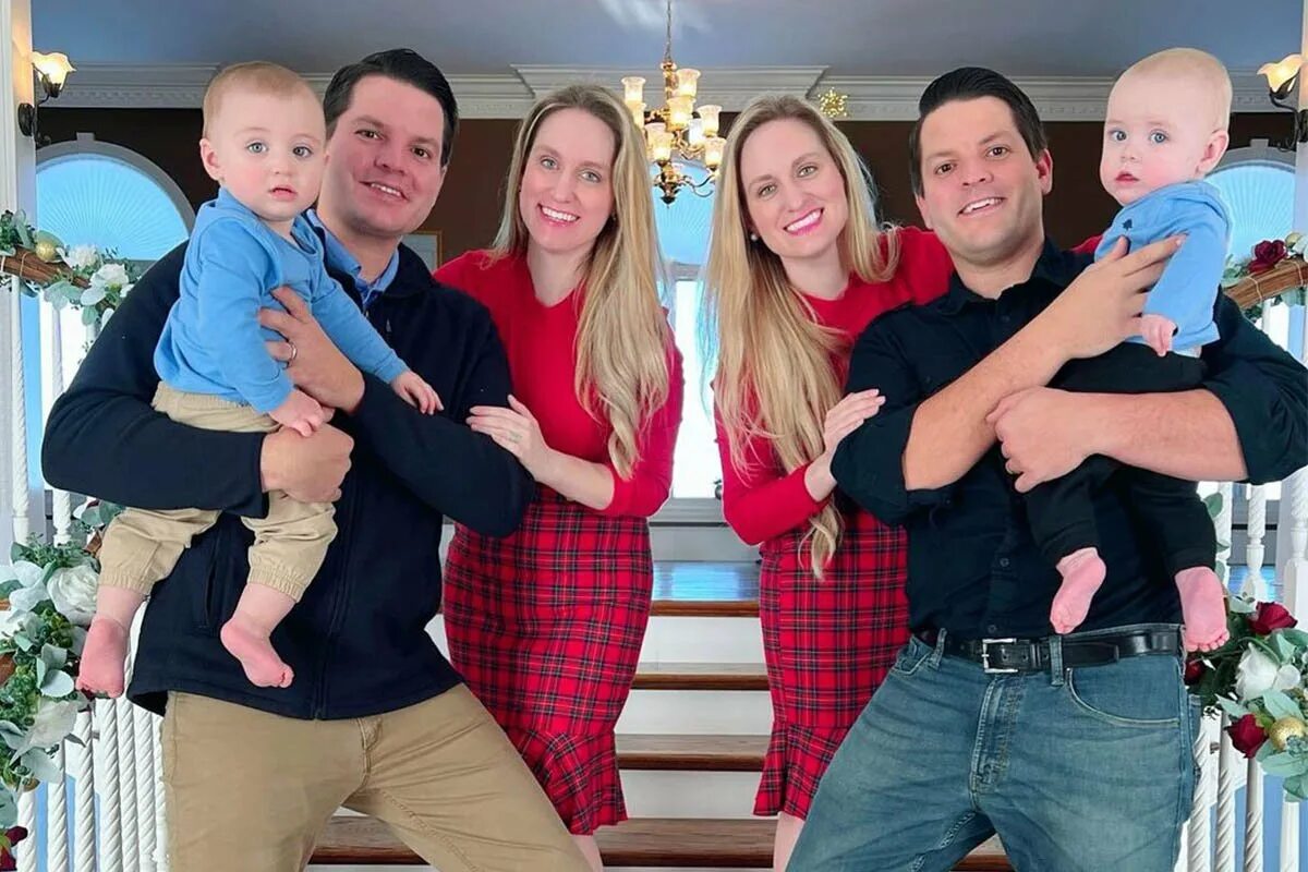 Две семьи близнецов. Две семьи близнецов. Близнецы женаты на близняшках их дети. Две пары близнецов. Две семьи близнецов.