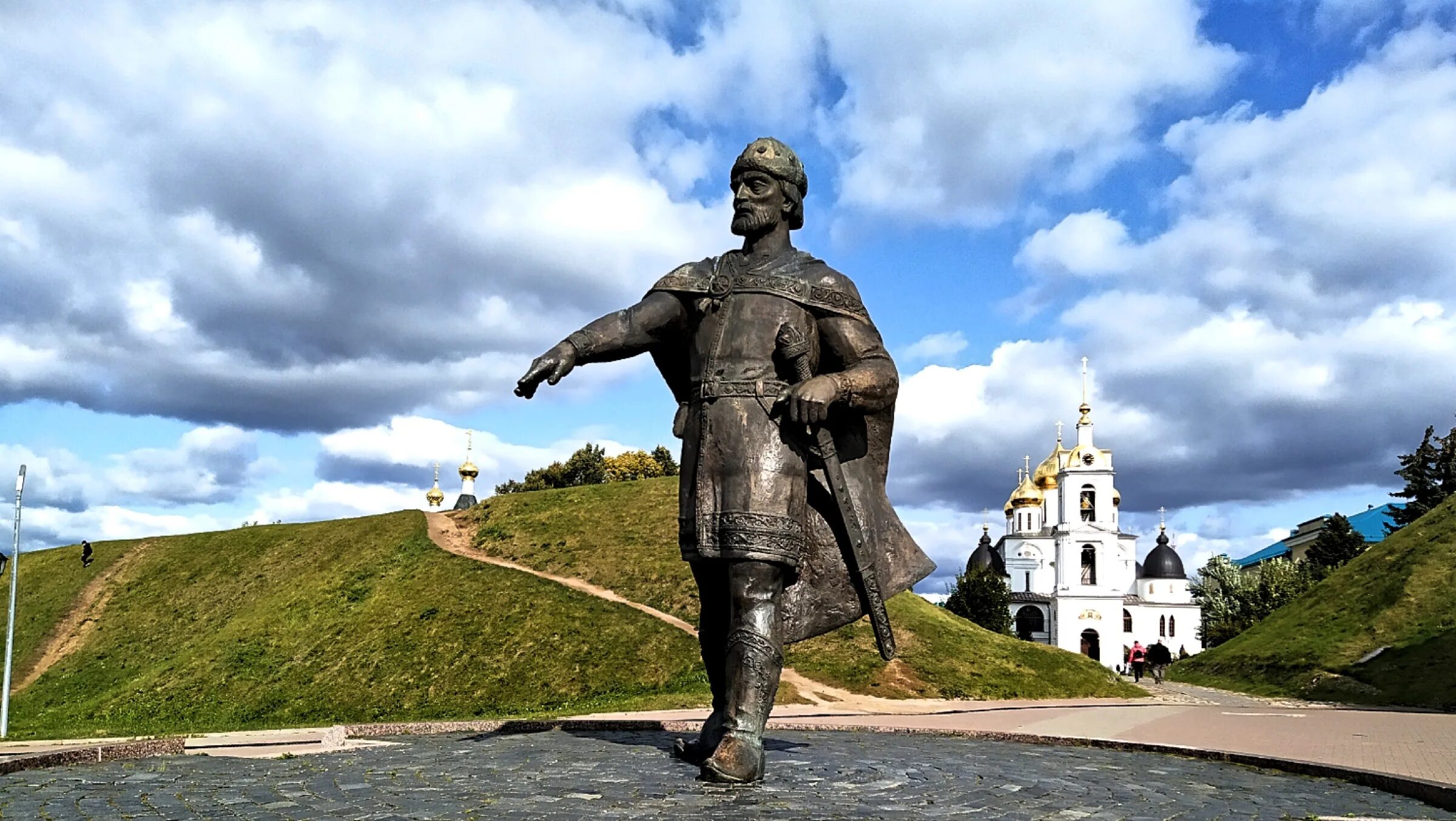 Дмитров г м. Памятник Юрию Долгорукому в Дмитрове. Статуя Юрия Долгорукого в Дмитрове.