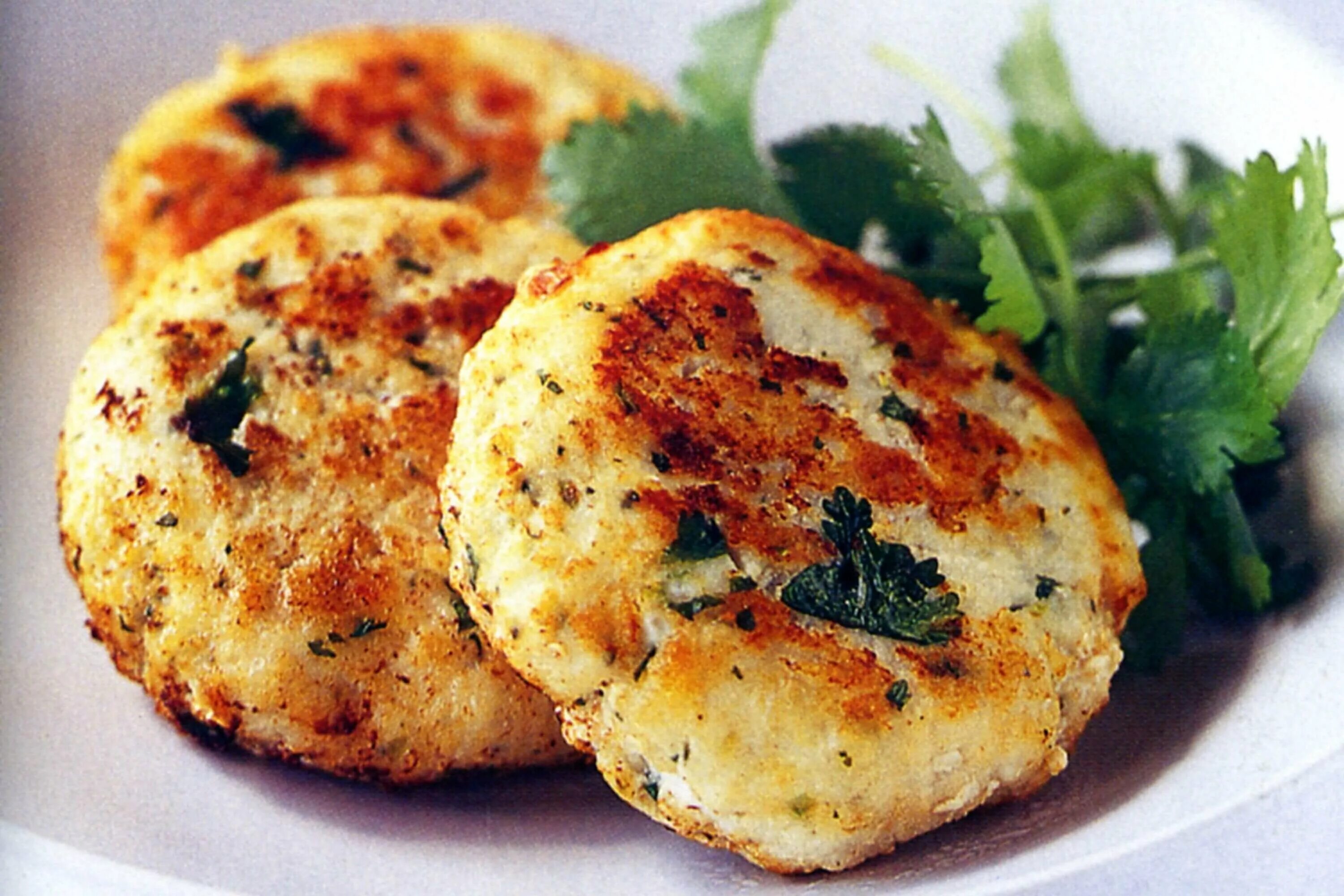 Рецепт вкусных котлет из рыбы. Котлеты тресковые. биточки рыбные. котлеты из трески. котлеты рыбные из трески.