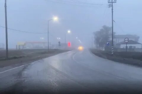 Дорога окутана туманом
