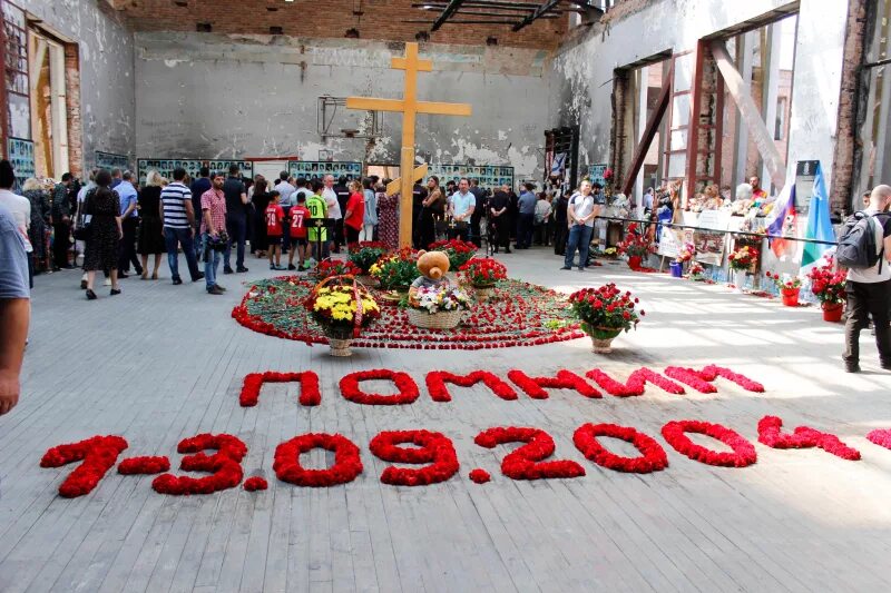 Беслан мемориальный комплекс. Город ангелов Беслан 2004. Город ангелов мемориальное кладбище в Беслане. Мемориал в Беслане школа. Памятники терроризму