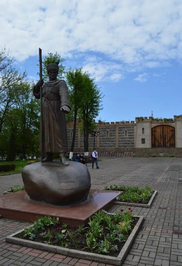 Площадь штыба владикавказ. Владикавказ памятник бугулов. Бугулов которому поставлен памятник во владикавказе. Памятник дзаугу бугулову владикавказ. Бугулов которому поставлен памятник во владикавказе.