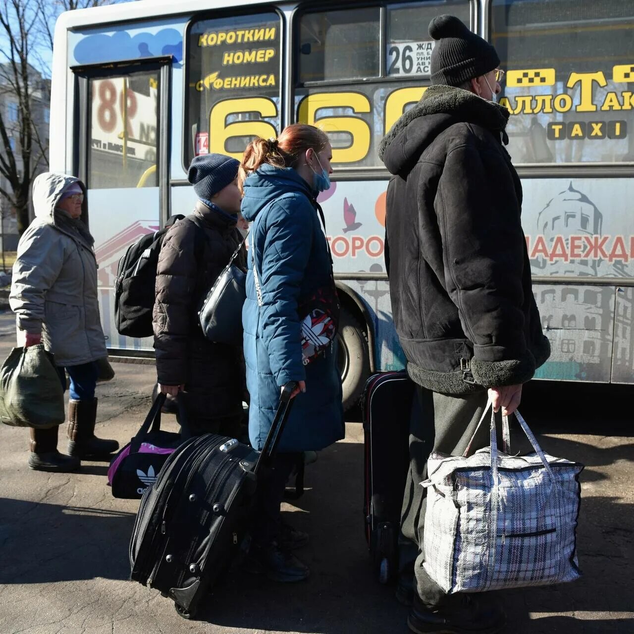 Выплата крымчанам. Беженцы из Донбасса в Архангельске. Семья переселенцев едет в автобусе. Изварино беженцы. 666 На автобусах с беженцами из Донбасса.
