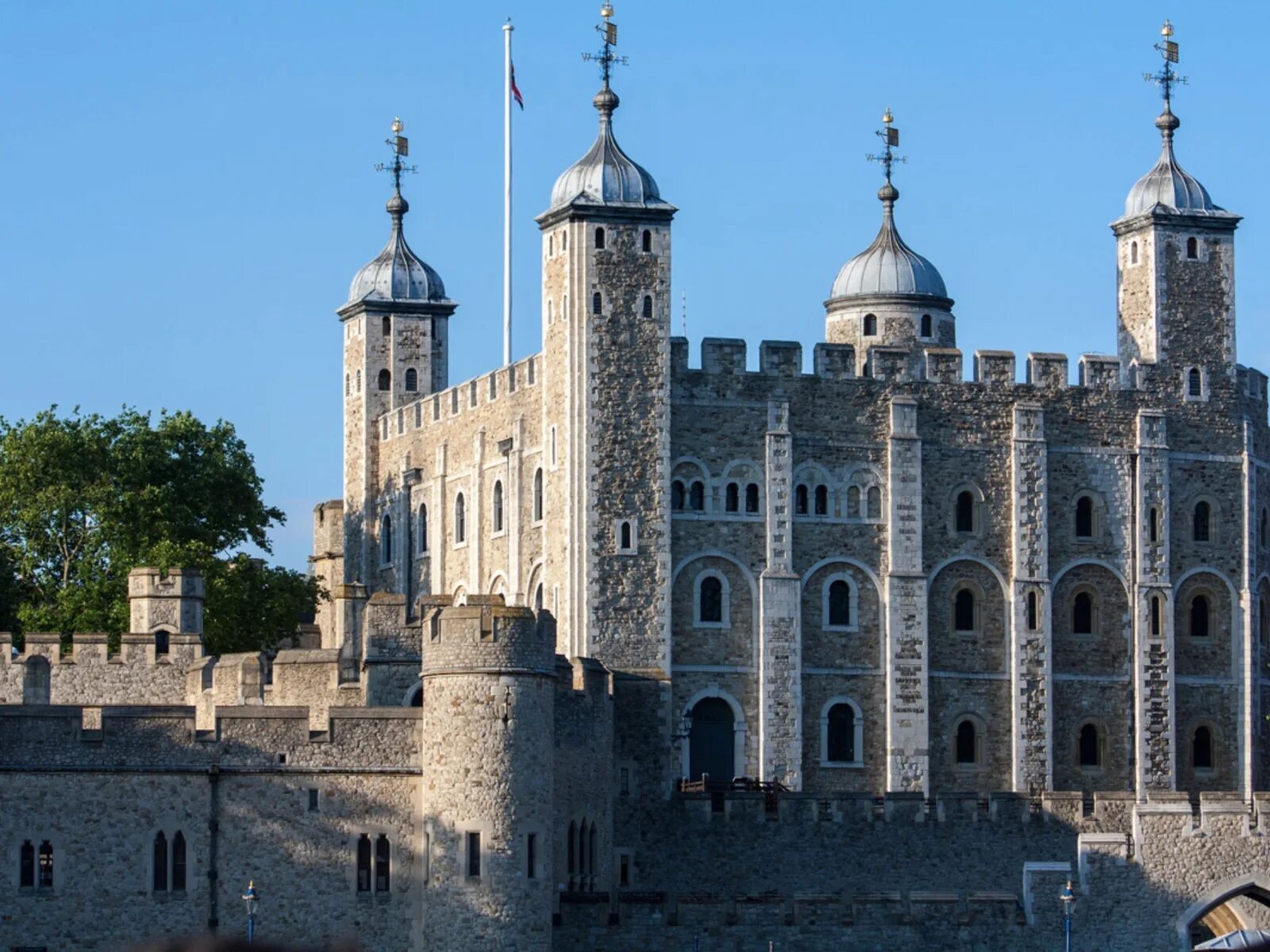 Башня товер. Замок-крепость тауэр в лондоне. лондонский тауэр (tower of london). лондонский тауэр белая башня. замок вильгельма завоевателя - тауэр (лондон).