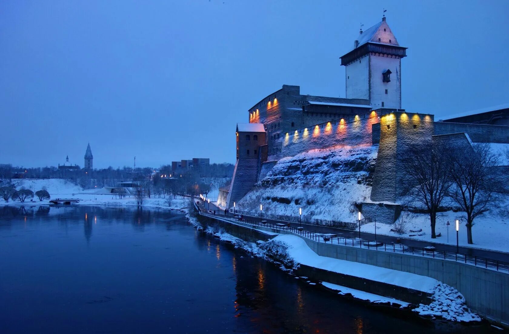 Нарва променад вечером. База andrews фото. Река и город в эстонии 5 букв. Река вискан в швеции. Замок де гиень.
