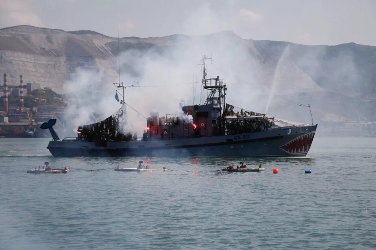 Когда следующий вфм. День ВМФ Новороссийск 2019. Морской флот Новороссийск. Корабли Черноморского флота ВМФ Новороссийск. Новороссийск флот военный.