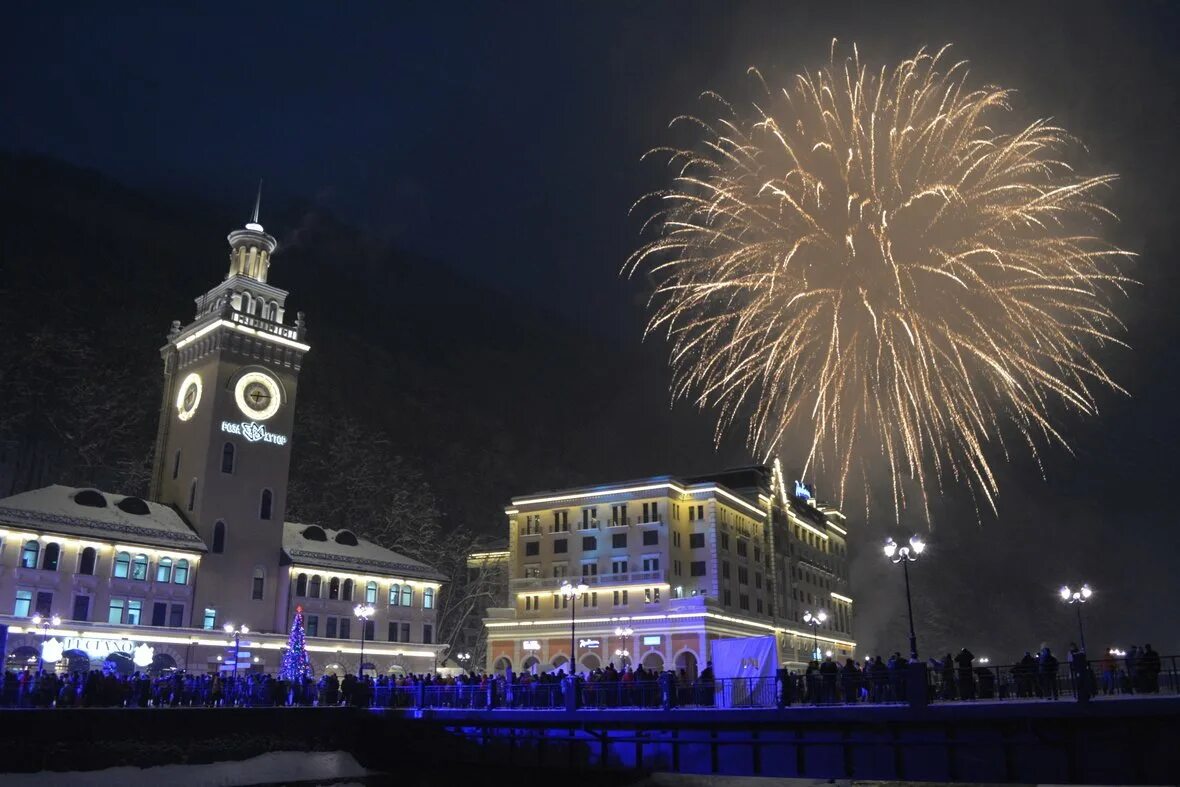 Адлер праздники. Массовые мероприятия сочи. Сочи главная елка 2022 адлер. Салют сочи новый год. Адлер праздники.