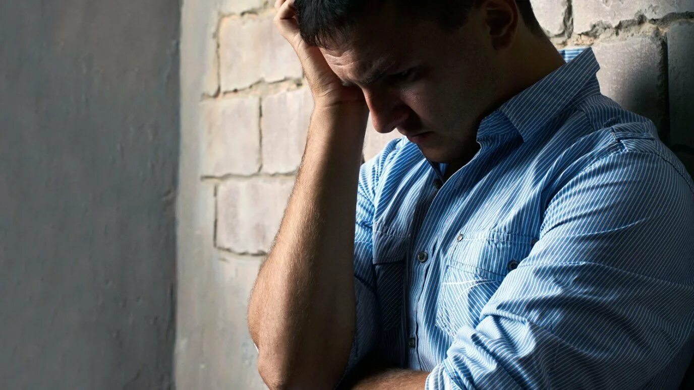 человек в печали. мужчина под дождем. грустный мужчина идет. грустный мужчина идет. парень одиночество.