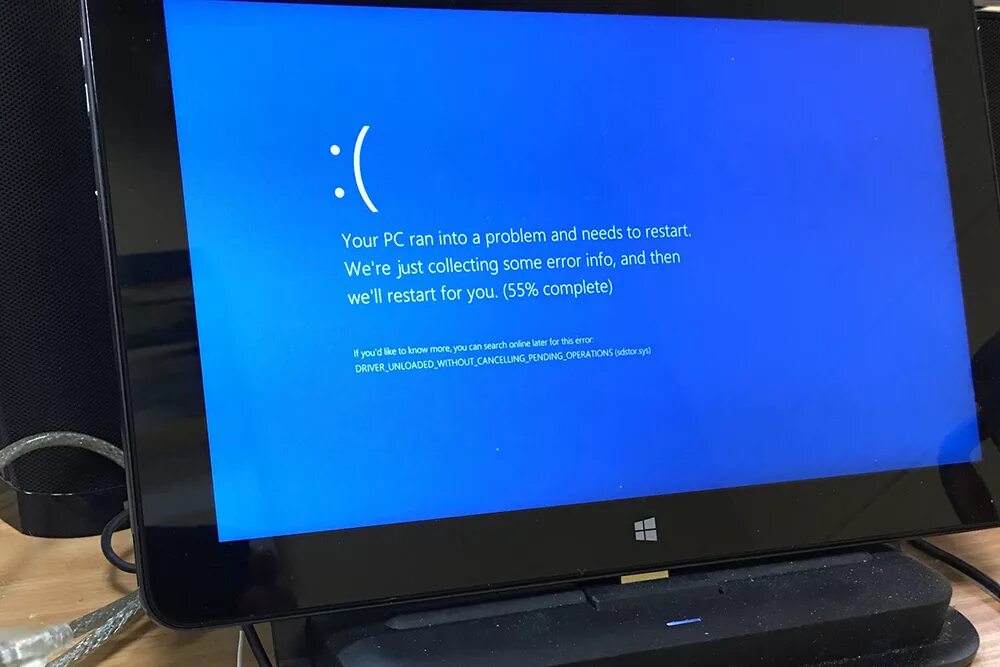 Монитор после перезагрузки. Синий экран. Обновление виндовс синий экран. Синий экран после обновления Windows 10. Синие экраны с разными ошибками.