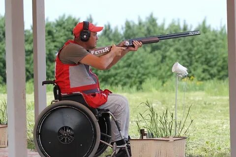 Спортсмен стреляющий