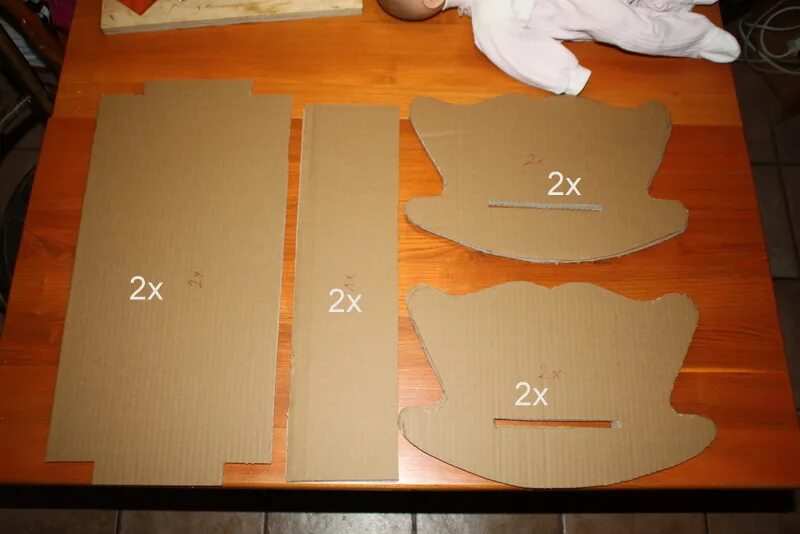 Кроватка для куклы своими руками из картона. Кукольная кроватка из картона. Кукольная кровать из картона. Картонная кровать для куклы. Кровать из картона для кукол.