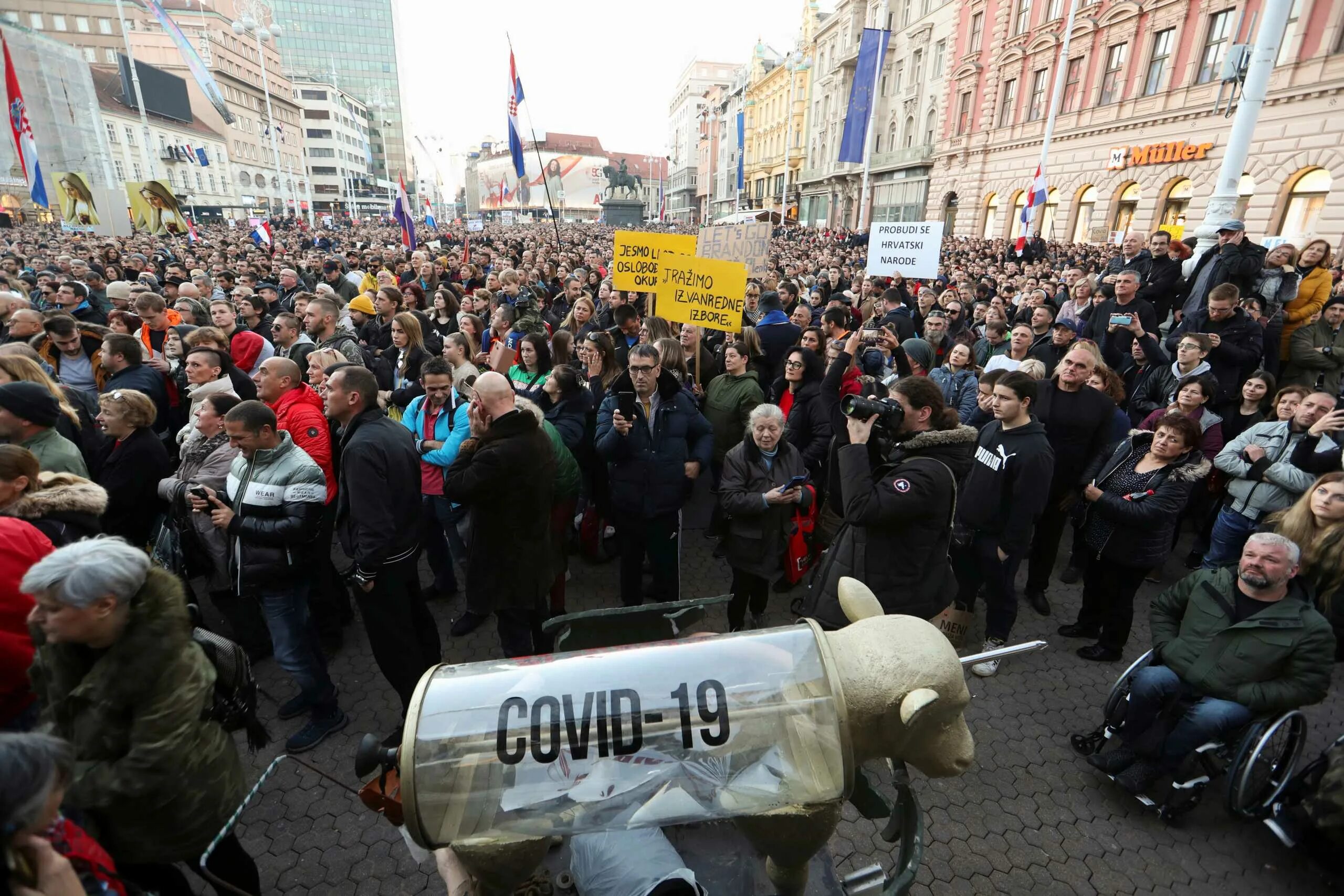 Почему бастует европа. Протесты в Европе. Протесты в Москве.