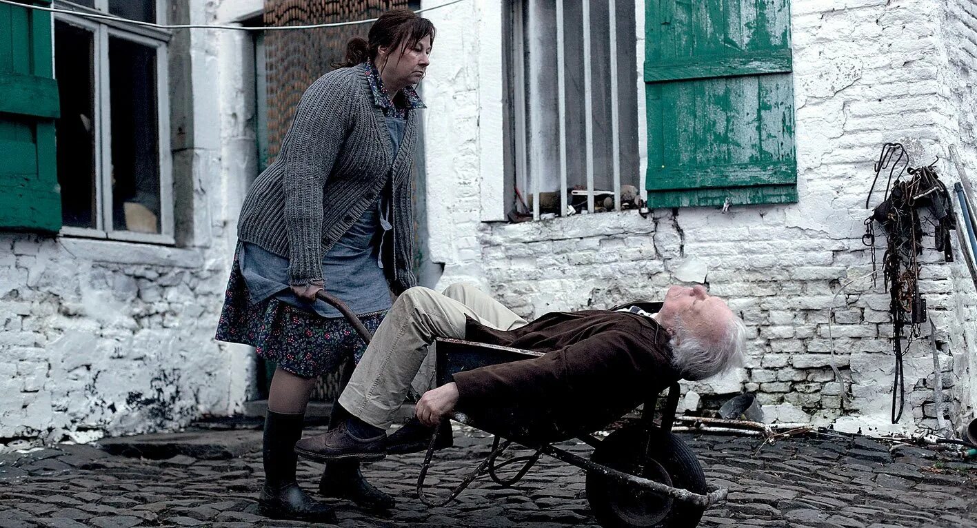 Девушка в клетке. Свора 2010. Свора 2010. Свора 2010. Свора 2010.