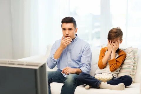 Отец смотрит телевизор
