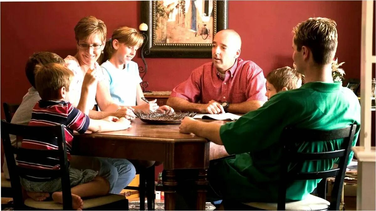 Семейный совет. Семейный совет за столом. Семейный разговор за столом. Семейные традиции советы.