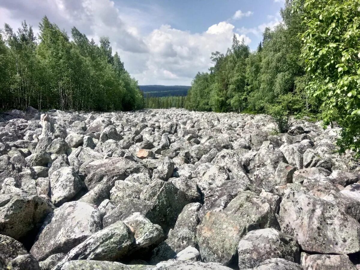 Main stone. Таганай национальный парк каменная река. Златоуст Таганай каменная река. Челябинская область каменная речка Таганай. Река камней Таганай.