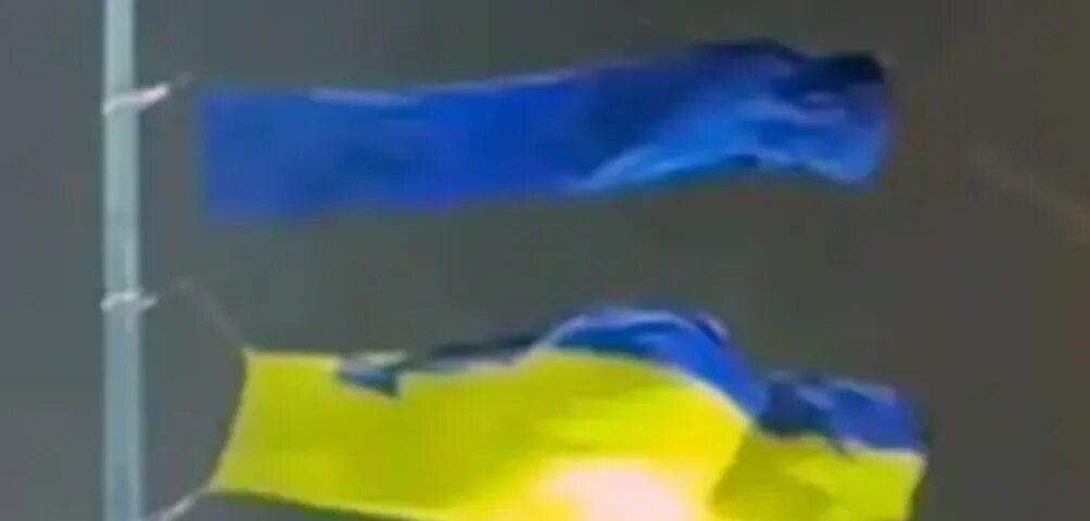 Рваный флаг украины. Разорвать украинский. Разорвать украинский. Разорвать украинский. Разорванный флаг на флагштоке украины.