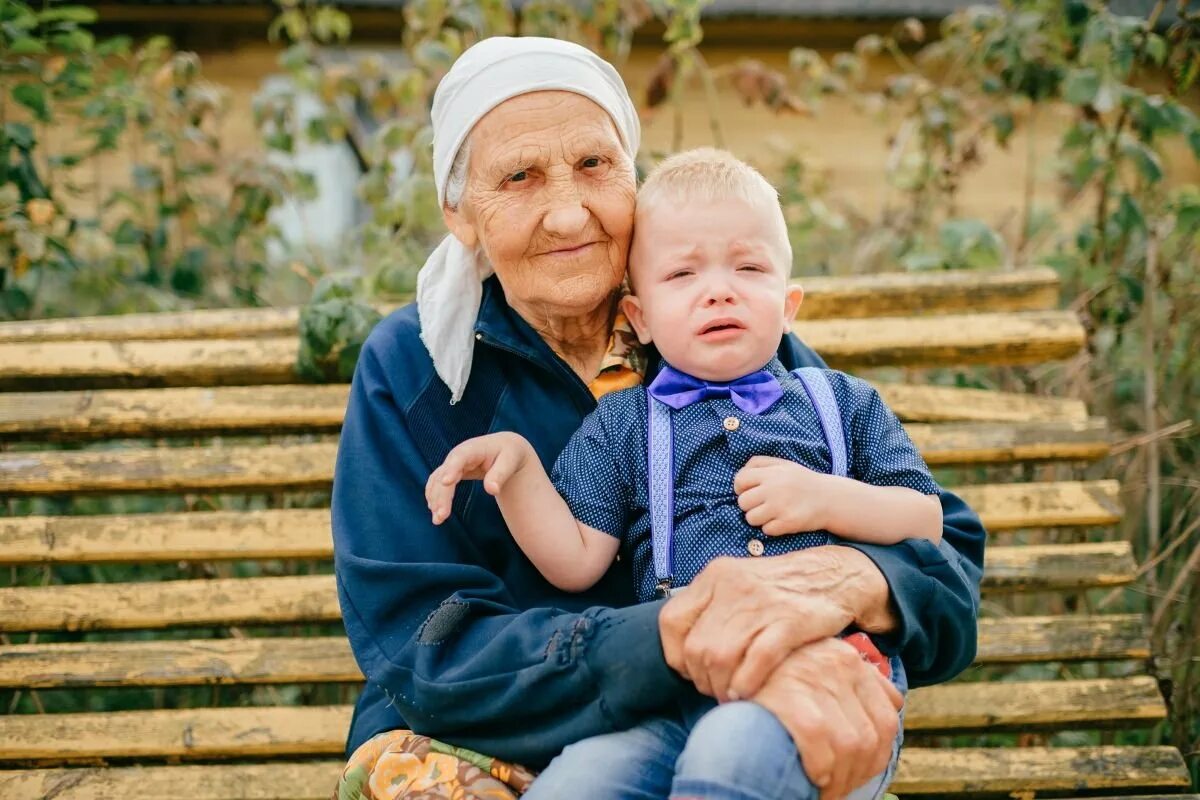 Бабушка и внуки. Пожилые и дети. Пожилые и дети. Бабушка и внук. Мальчик с бабушкой.