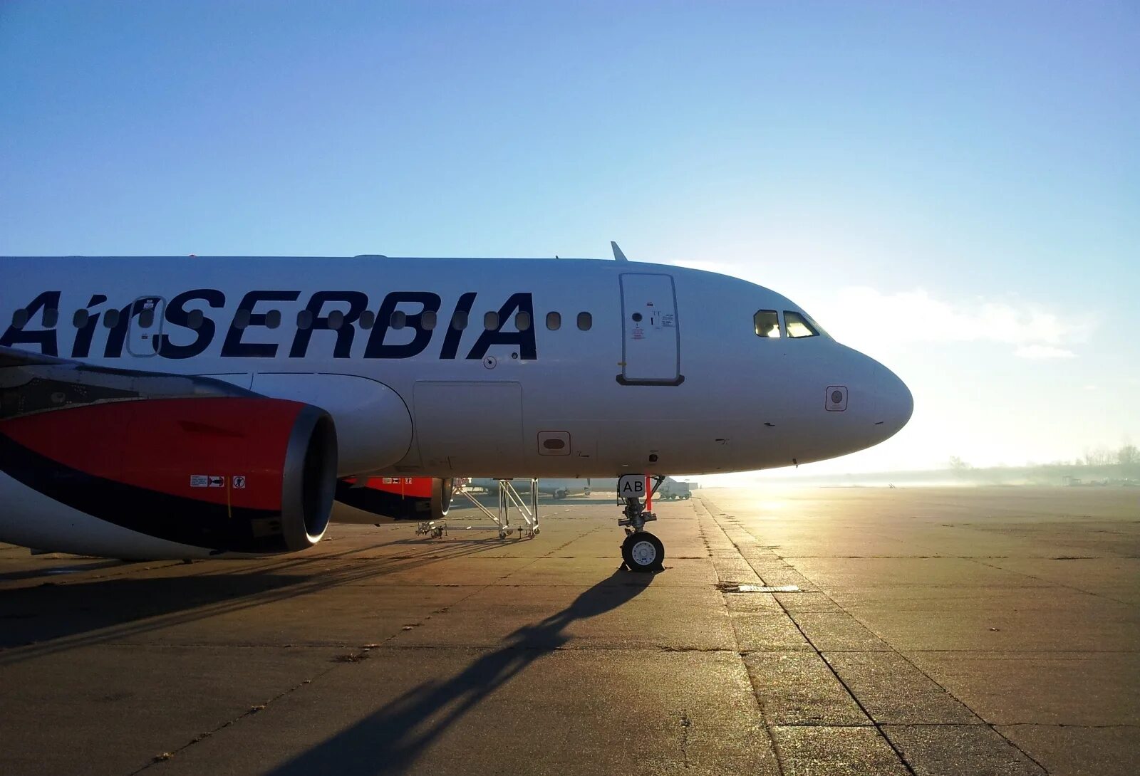 Купить авиабилет эйр сербия. Авиакомпания Эйр Сербия. АИР Сербия самолеты. Авиакомпания Сербия Белград. Самолет «Air Serbia» в Сербии.