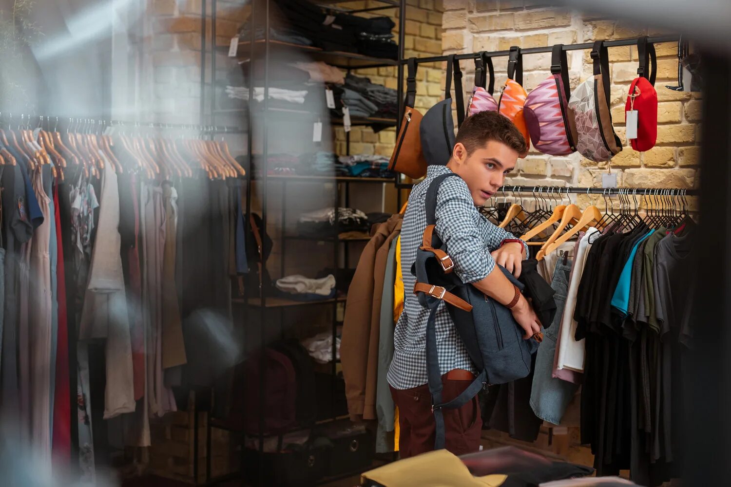 Stealing from a shop is. Подросток крадет вещи. Украли одежду в школе. Клептомания у подростков. Фото ребенок ворует в магазине.