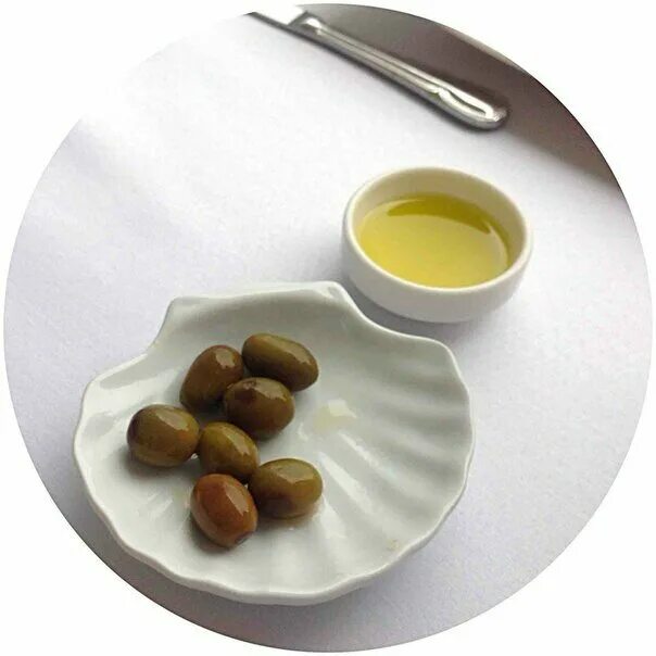 Польза косточек маслин. Маслины с косточкой. Косточки оливы. Маслины и оливки с косточкой. Косточки от оливок.