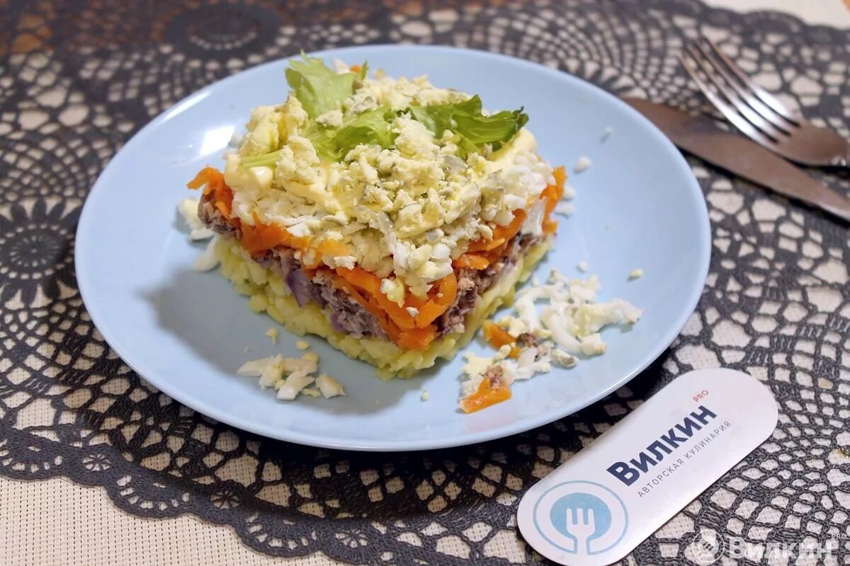 Салат из сайры с рисом и яйцом. Салат мимоза с сайрой. салат из сайры мимоза. салат с сайрой консервированной. салат из сайры консервированной.