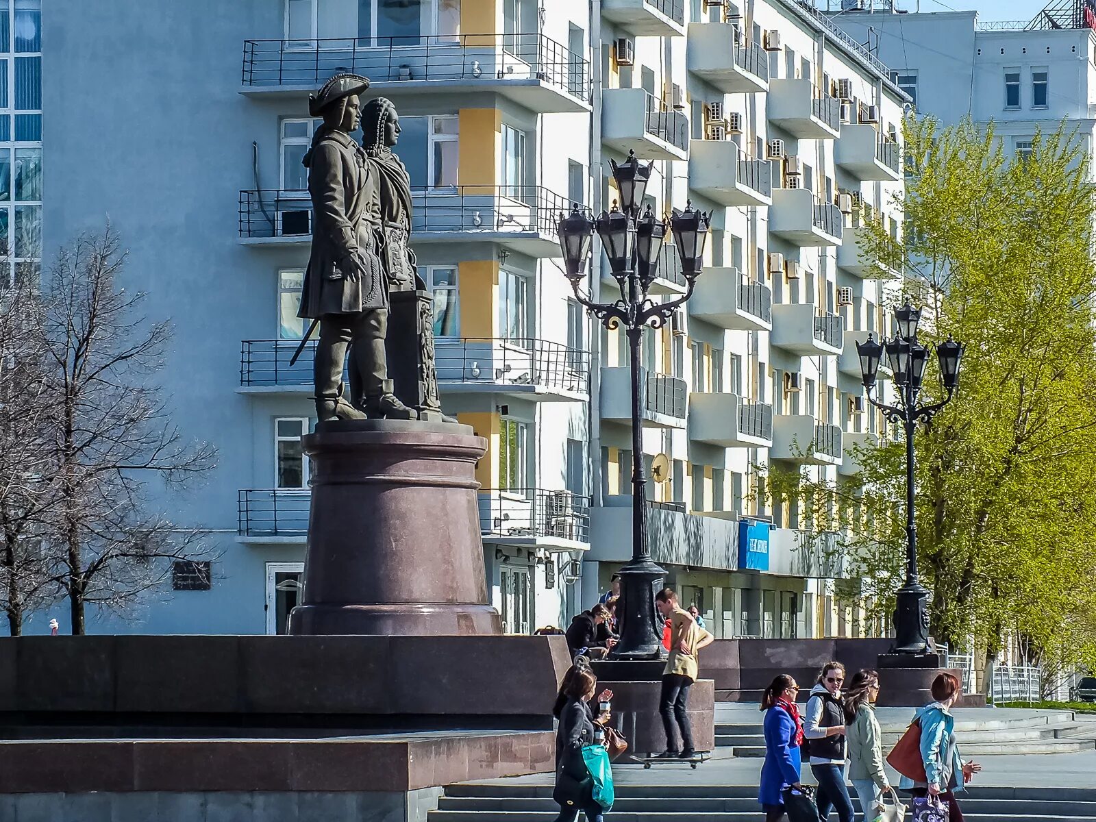 Купить памятник в екатеринбурге. Татищев памятник в Екатеринбурге. Памятник Ломоносова Екатеринбурге. Памятник Татищеву и де Геннину в Екатеринбурге. Татищев памятник Челябинск.