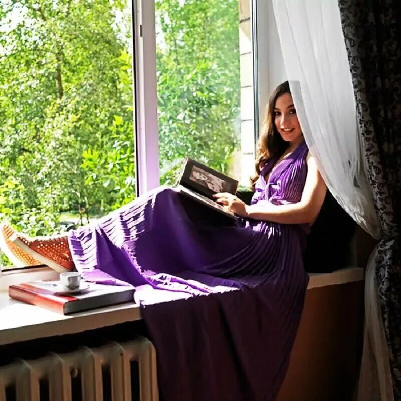 Фотосессия с панорамными окнами. Девушка с ключами от квартиры. Уборка квартир. Башня федерация ночью. Девушка у окна.