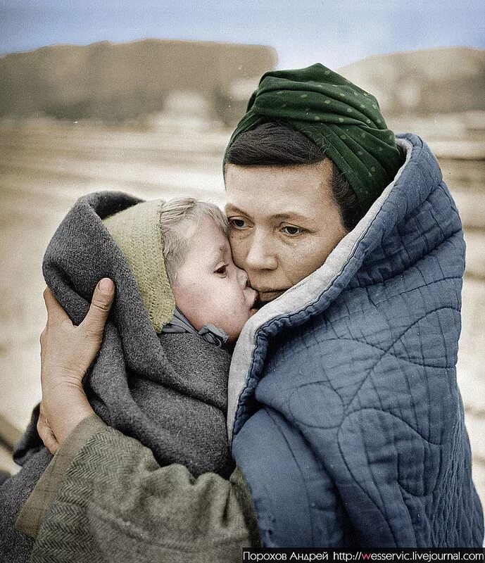 Душераздирающая история. Матери Великой Отечественной войны. Мать обнимает сына с войны.