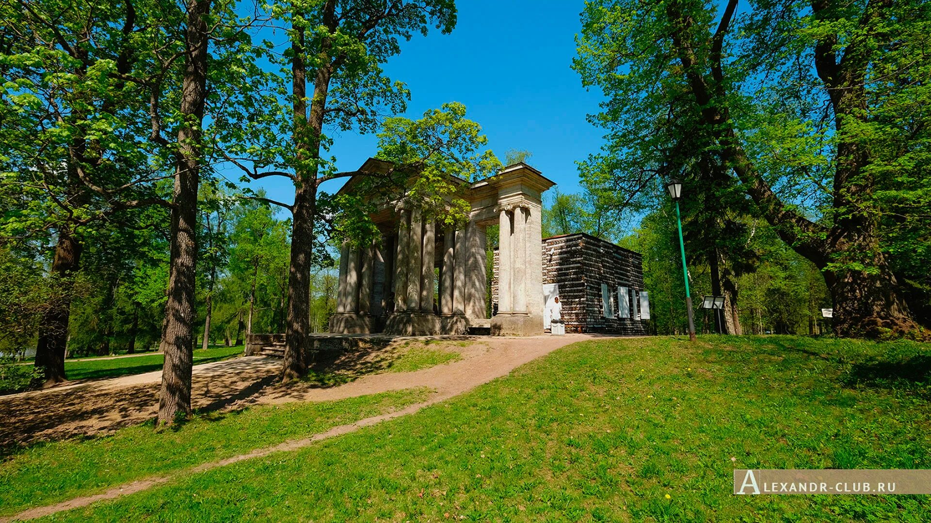 Березовый домик и портал маска. Берёзовый домик и портал «маска» гатчина. Березовый домик и портал маска. Берёзовый домик (дворцовый парк, гатчина). Гатчинский парк павильон березовый домик.