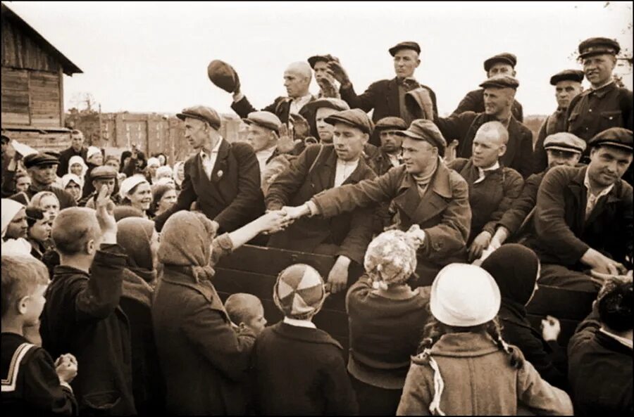 Призыв 1945 года. Солдаты идут на фронт 1941. Призыв 1945 года. Добровольцы записываются на фронт 1941. Призыв в ркка в 1941-1945 годах.