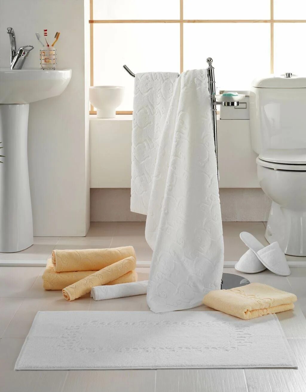 Брошенное полотенце. Стильные полотенца в ванной. Полотенца и халаты в ванной комнате. Ванна белая с полотенцем. Набор полотенец для ванной.